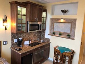 Refrigerador, microondas, placa de cocina, lavavajillas