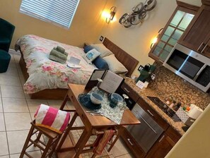 1 habitación, escritorio, tabla de planchar con plancha y wifi gratis 