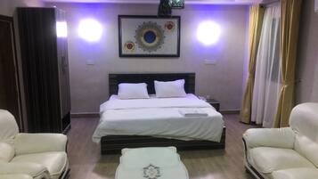 Elite Suite | In-room safe, desk, laptop workspace