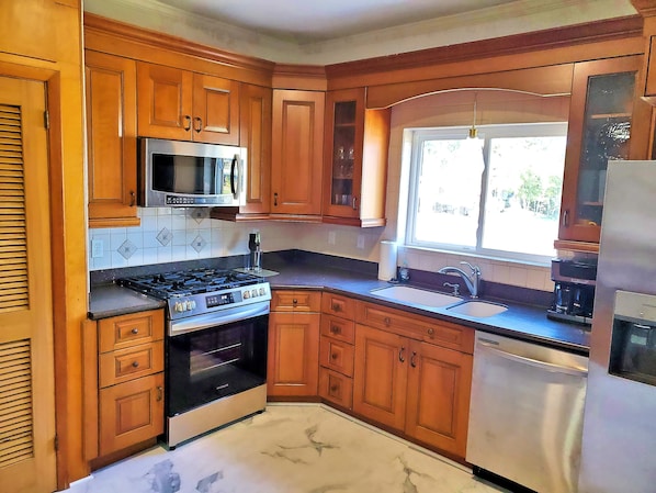 Fridge, microwave, oven, stovetop - Airfield Escape Perfect for TDY stays! 30 night (Biloxi)