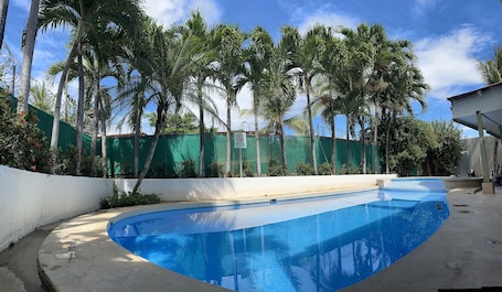 Una piscina al aire libre