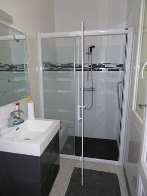 Dusj, hårføner, håndklær og såpe