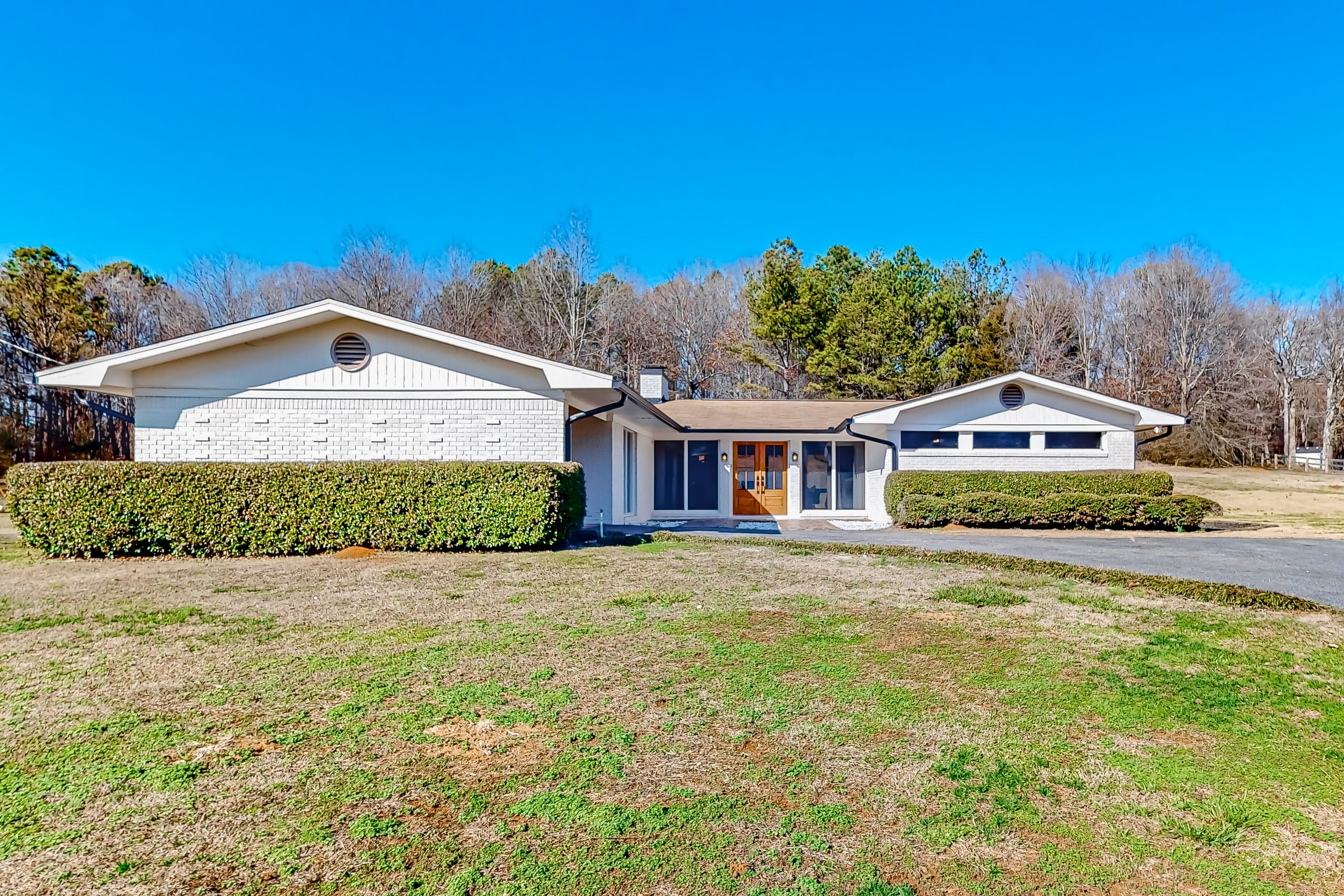 Private acreage with mountain views, alfresco dining, & grill - near Webb Lake