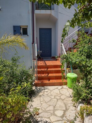 Exterior - Idyllic Gialova apartment overlooking Navarino Bay. 3mins drive to the beach (Pylos)