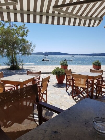 Idyllic Gialova apartment overlooking Navarino Bay. 3mins drive to the beach
