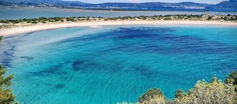 Idyllic Gialova apartment overlooking Navarino Bay. 3mins drive to the beach