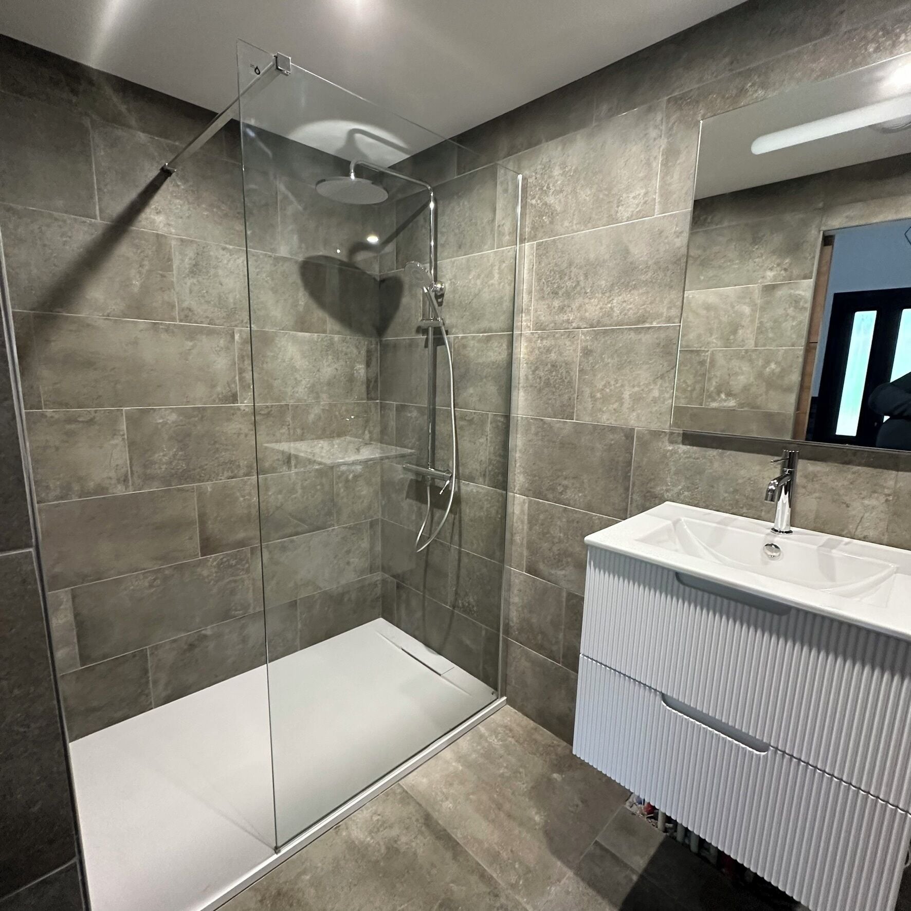 CASA PARTINE | Badkamer | Een douche, een regendouche, een haardroger, handdoeken
