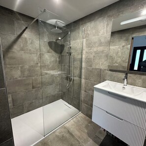 CASA PARTINE | Phòng tắm | Buồng tắm vòi sen, vòi sen phun mưa, máy sấy tóc, khăn tắm 