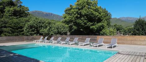 Außenpool, geöffnet von 09:00 Uhr bis 20:30 Uhr, Sonnenschirme