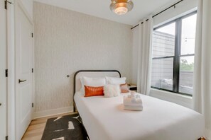 4 bedrooms, desk, iron/ironing board, travel crib