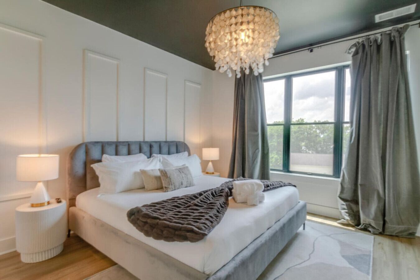 4 slaapkamers, een bureau, een strijkplank/strijkijzer, reisbedje