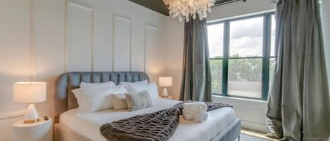 4 chambres, bureau, fer et planche à repasser, lit parapluie