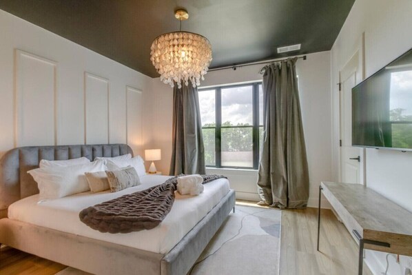 5 Schlafzimmer, Schreibtisch, Bügeleisen/Bügelbrett, Reisekinderbett