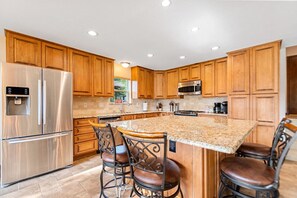 Fridge, microwave, oven, stovetop - Family Friendly Lakehouse Cedar Creek Lake (Malakoff)