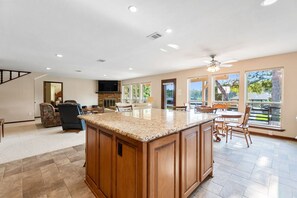 Interior - Family Friendly Lakehouse Cedar Creek Lake (Malakoff)