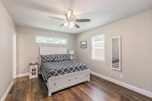 3 bedrooms, desk, iron/ironing board, WiFi - Newly Remodeled 3BR | Walk to Stadium + Parking (Arlington)