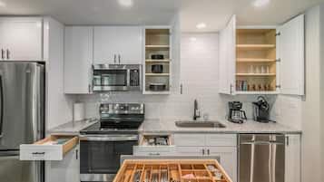 Refrigerador, microondas, horno y parrilla de estufa