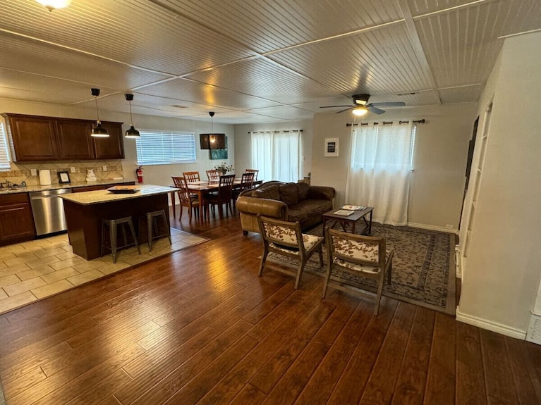 15-min Walk To Stadium W/ Huge Yard + Firepit - Arlington, TX