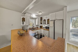 Private kitchen - Water View 1 Bedroom Townhome with Loft. (New Bern)