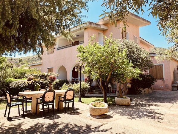 Outdoor dining - A 7 Minuti a Piedi Dalla Spiaggia! (Solanas)