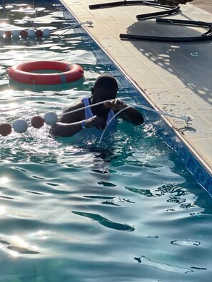 Una piscina al aire libre
