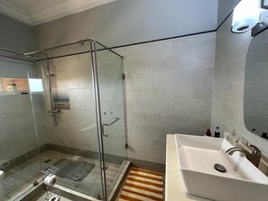 Suite ejecutiva | Baño | Zapatillas