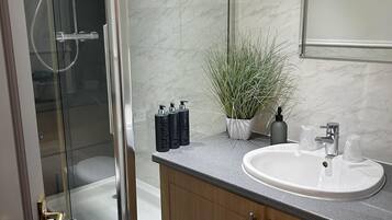 House | Bathroom | Shower, deep-soaking bathtub, hair dryer, towels