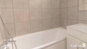 Un bagno con vasca, doccia e lavandino.