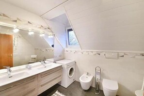 Shower, hair dryer, bidet, towels - Penthouse in the Centre (Merano)