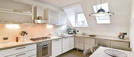 Kjøleskap, ovn, kokeplater og oppvaskmaskin