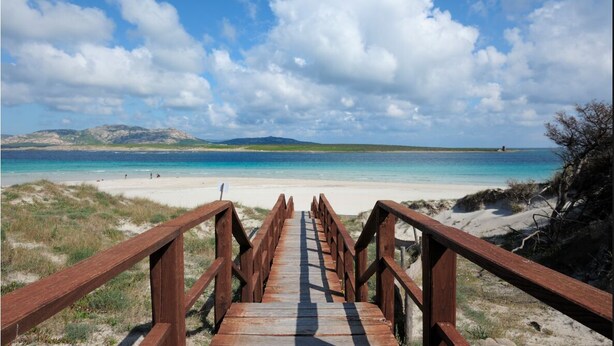 A wooden boardwalk leading to a beach with clear skies and distant mountains. - ClickSardegna Casa Carlo Alberto In the Heart of Catalan Alghero near the beach (Alghero)