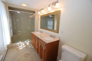 Douche, serviettes fournies