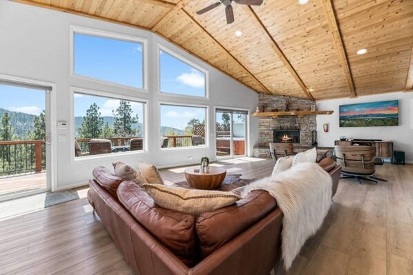 Smart-tv en een open haard