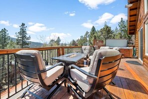 Outdoor dining - All Decked Out Spa & Views (Big Bear Lake)