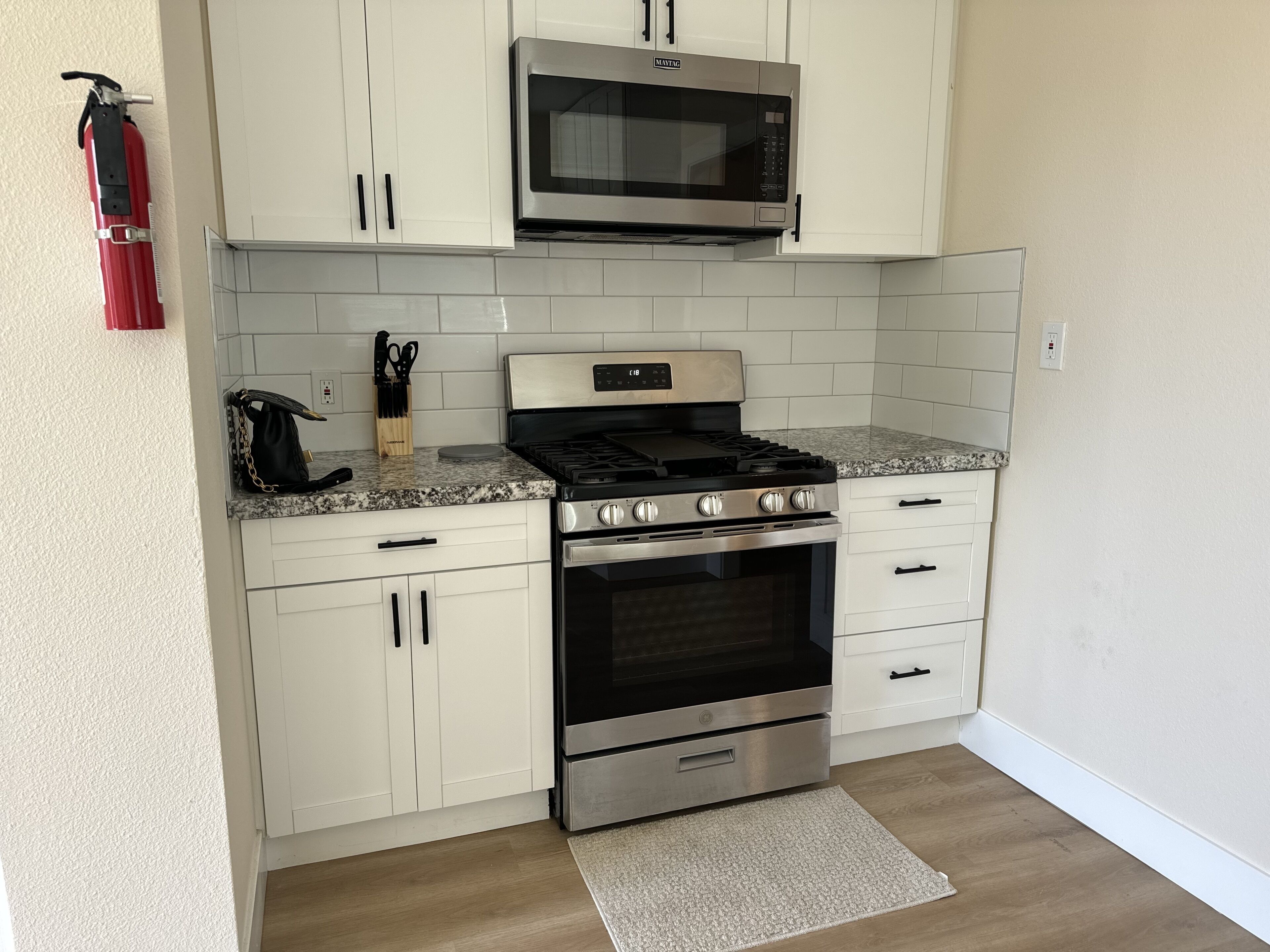 Your Convenient Oasis in Trendy Hollywood Park!