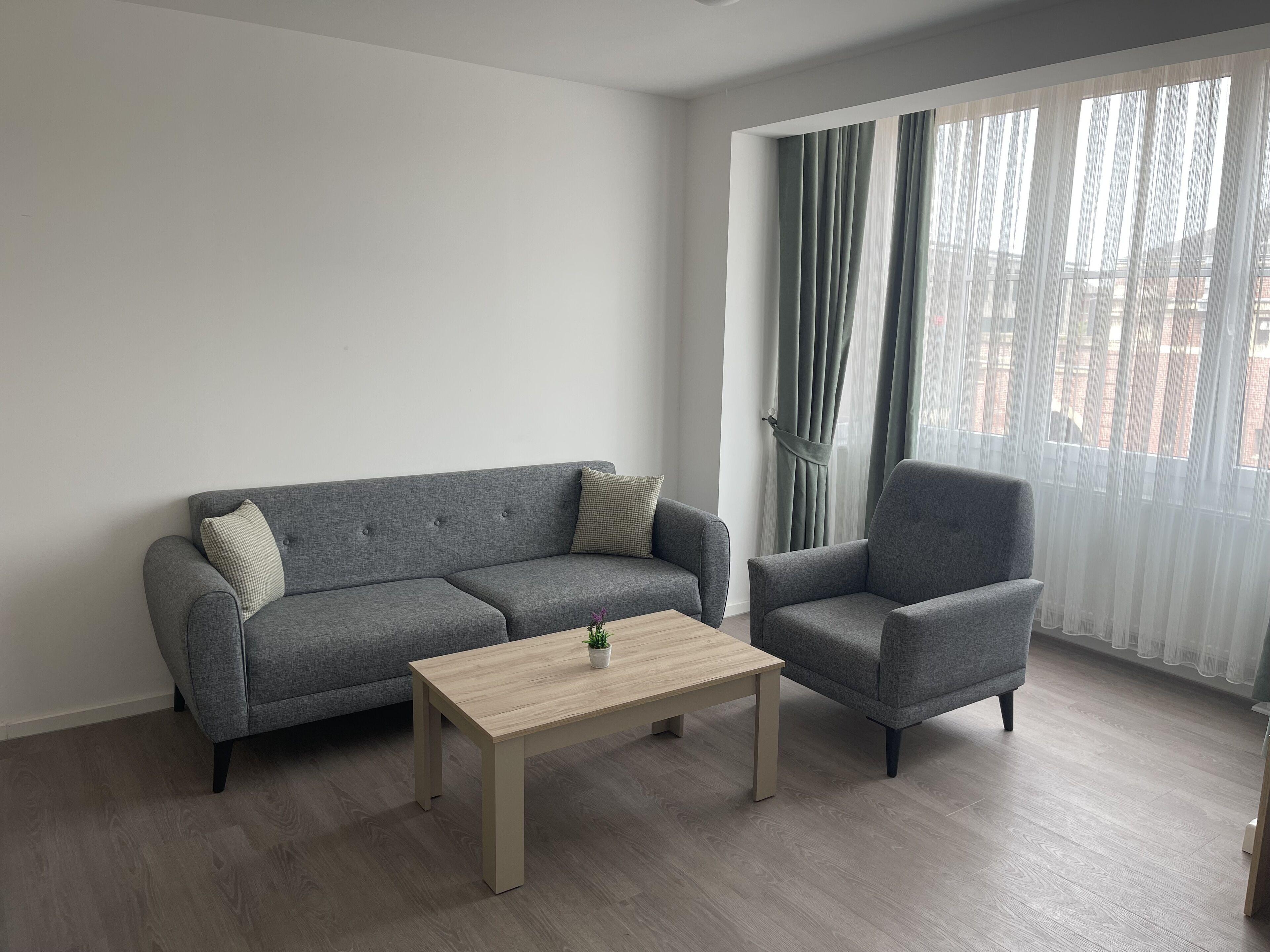 Deluxe-Apartment | Wohnbereich | 40-Zoll-Smart-TV mit Kabelempfang