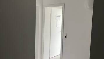 A hallway with a door labeled "Zimmer 103" leading to a room.