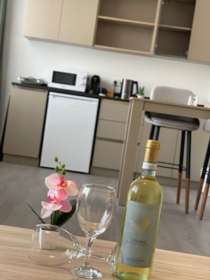Deluxe Apartment | Private kitchen | Full-sized fridge, microwave, stovetop, espresso maker - Weseler Wirtshaus Appartements (Wesel)