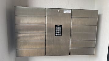 Et metallisk, fastgjort elektrisk panel med et numerisk tastatur og en lås.