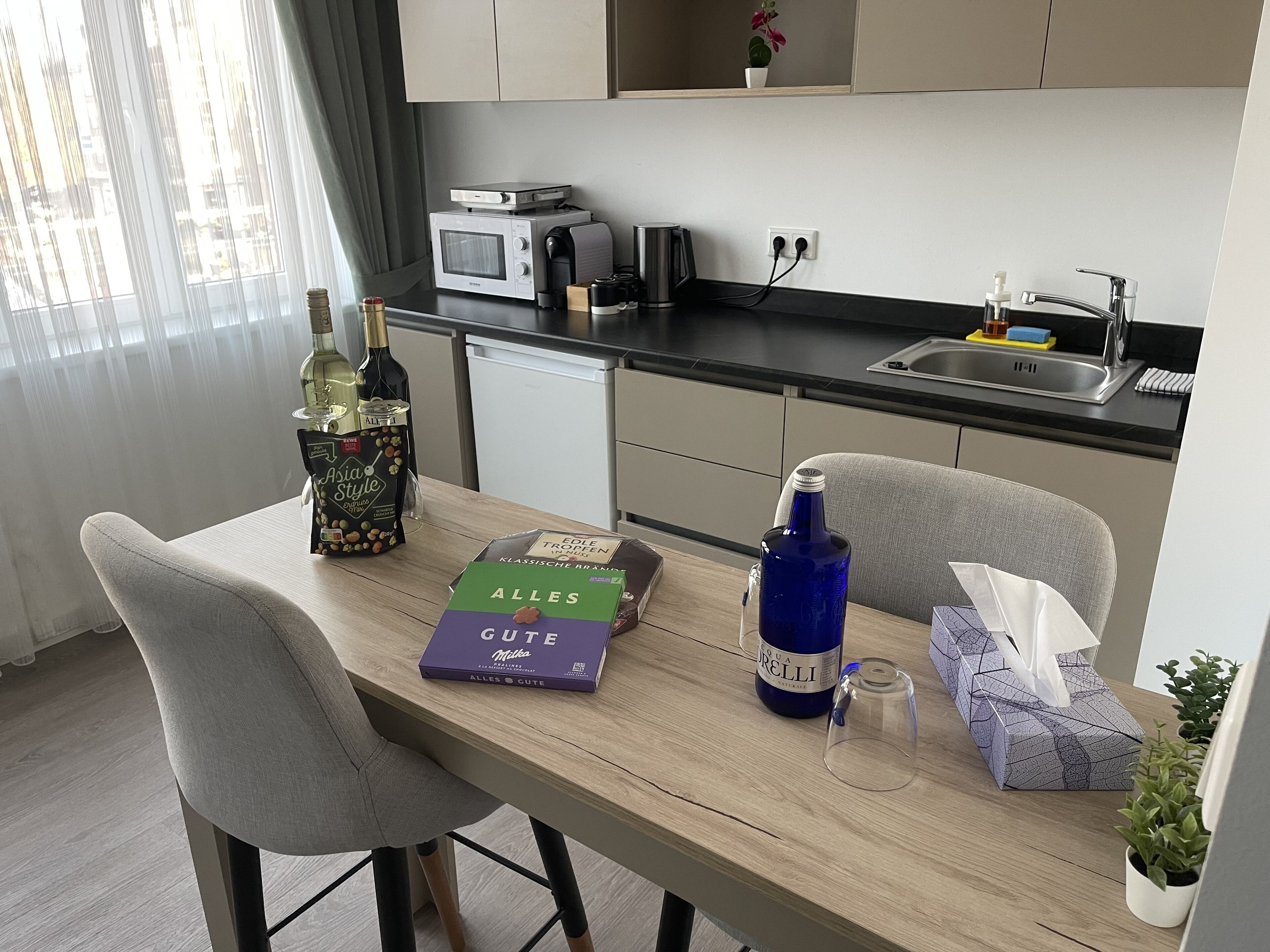 Deluxe-Apartment | Essbereich im Zimmer