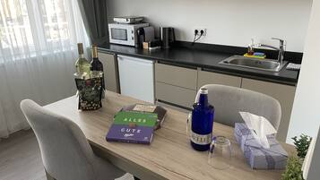 Deluxe-Apartment | Essbereich im Zimmer