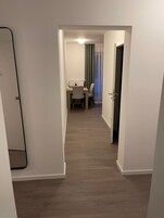 Refrigerador con freezer, microondas, placa de cocina, cafetera expreso