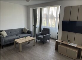 Deluxe Apartment | Ruang tamu | 40 inci sebuah televisyen pintar dengan kabel 