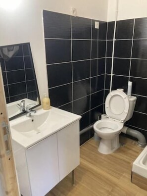 シャワー、タオル、石鹸、トイレットペーパー