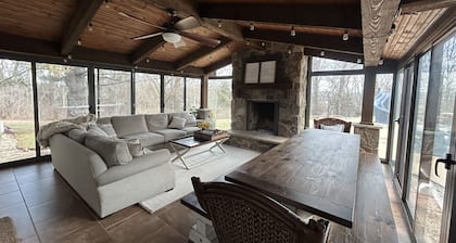 80 acre Kentucky Horse Farm 6BR/ 4BA 30 mins. to Derby 10 mins. to PGA.