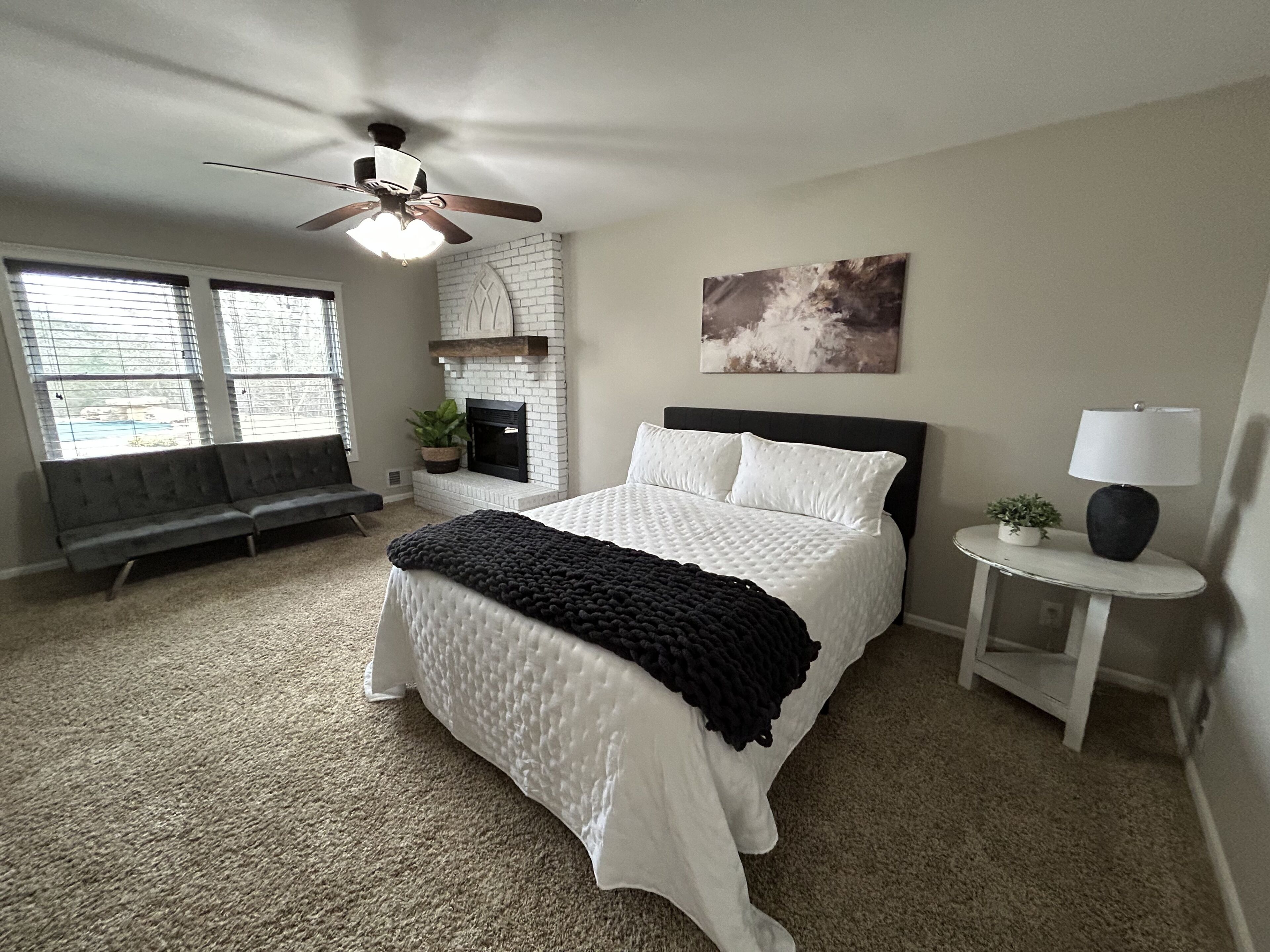 6 bedrooms, iron/ironing board, WiFi, bed sheets