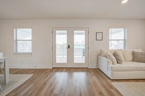 Een smart-tv en tafelvoetbal