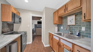 Geladeira, micro-ondas, fogão, cooktop