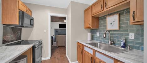 Jääkaappi, mikroaaltouuni, uuni, liesi