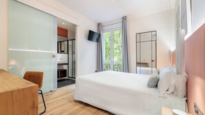 Superior Room | Memory foam beds, minibar, in-room safe, blackout drapes - LeMar by Aspasios (Barcelona)